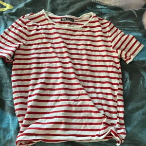 Röd- och vitrandig t-shirt - Säljer en röd/vit randig t-shirt från Zara i storlek S. Säljer för att den inte kommer till användning längre