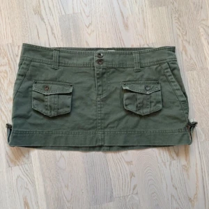 Lågmidjad jeanskjol  - Säljer en olivgrön minikjol som är lågmidjad😍 perfekt nu till sommaren🥰 26 cm höjd och 39 cm midjemått