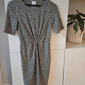 Leopardmönster klänning Vila - Gråsvart, figursmickrande och stretchig klänning från VILA i storlek XS. Använd en gång, därmed i nyskick!
