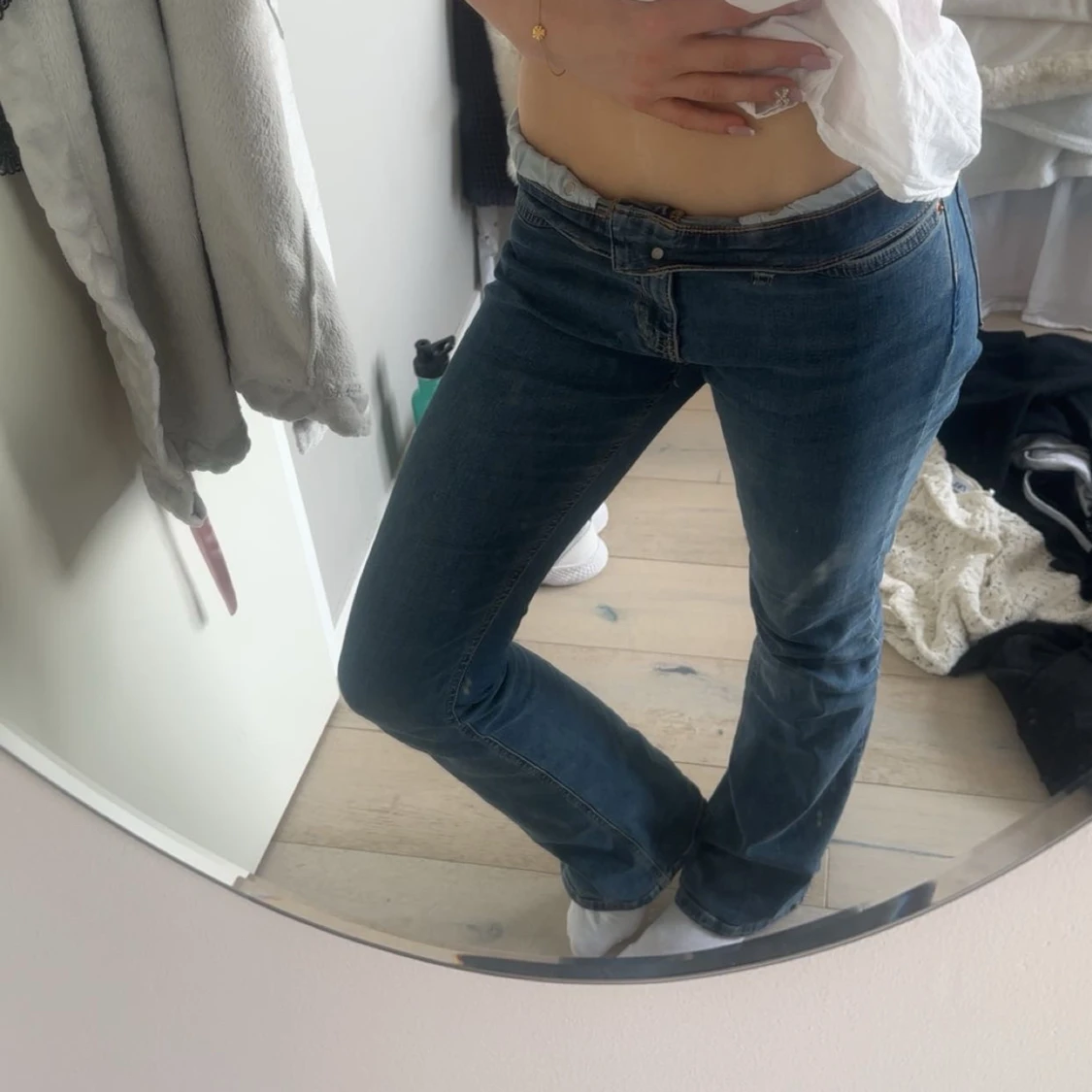 Blå jeans med bootcut
