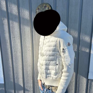 Vit cardigan  jacka från Moncler -  Vit cardigan från moncler prefekt sommar jacka och vår jacka kan mötas i Gbg också 