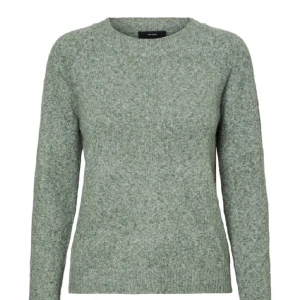 Grön stickad tröja från vero Moda  - Säljer en stilren grön stickad tröja från Vero Moda . Tröjan har en klassisk rund hals och långa ärmar, perfekt för kyligare dagar. Den är mjuk och bekväm, idealisk för både vardag och avslappnade tillfällen. Passar perfekt till jeans eller kjol!
