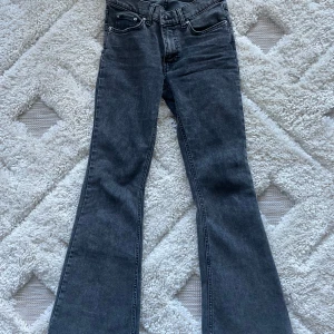 Grå bootcut jeans från Perfect Jeans petite - Snygga grå bootcut jeans från Perfect Jeans. De har en klassisk femficksdesign och en bekväm passform. Perfekta för en stilren look med en modern twist. Dessa jeans är ett måste i garderoben för den som gillar en tidlös stil.