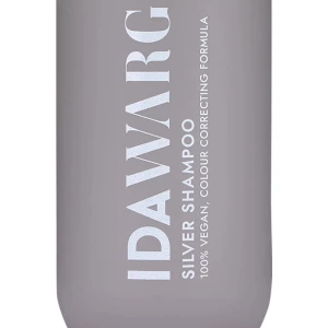 Silver Shampoo från Ida Warg - Ett milt silver shampoo med violetta pigment som neutraliserar gula och varma toner i blont hår. Innehåller veteproteiner för att återfukta och stärka skadat hår. Perfekt för väldigt ljust hår och är 100% veganskt. Säljer för 59kr då det är ungerfär halva kvar i flaskan 