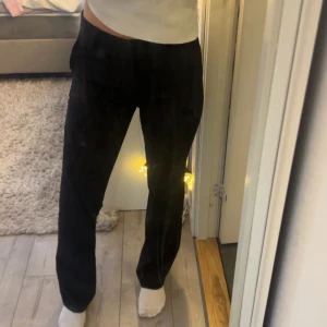 Svarta kostymbyxor - Svarta kostymbyxor från bikbok, PW Vilma!🩷 highwaist. Dom är använda men väldigt fint skick!