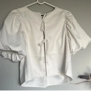 Vit blus - Vit blus från Gina Tricot, prislappen är kvar och är aldrig använd🌸