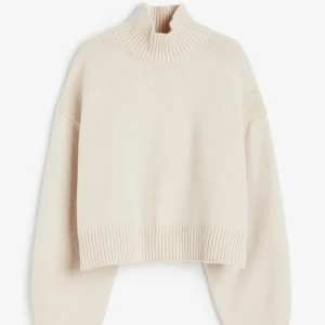 Stickad polotröja  - Beige stickad polotröja, endast använd en gång 🤍 nypris 349kr