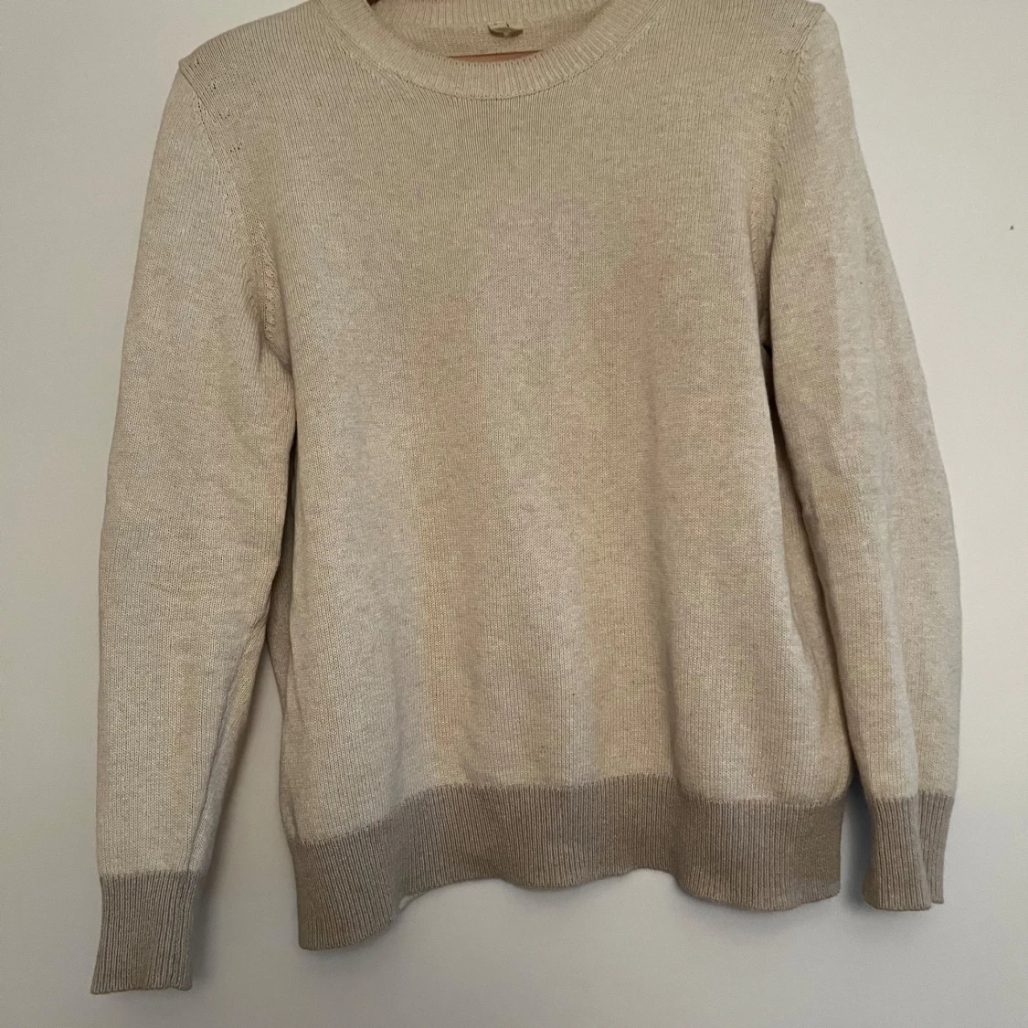 Beige stickad tröja från Arket