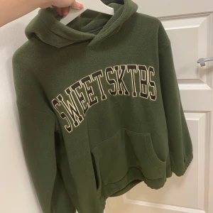 Junkyard hoodie  - Fleece hoodie från junkyard. Går att dra åt i midjan. Är storlek XXS men oversized så stor i storleken. Mer som en S