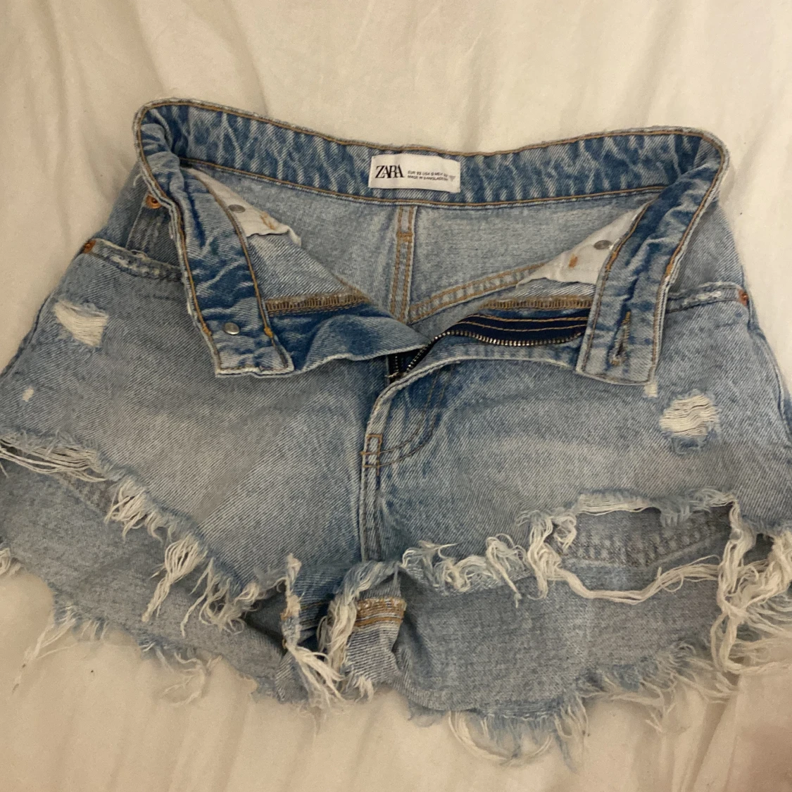 Ljusa jeansshorts från Zara