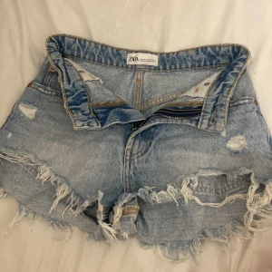 Ljusa jeansshorts från Zara - Säljer ett par ljusa jeansshorts från Zara som jag har sytt om till lowwaist!! inte använda 💕💕
