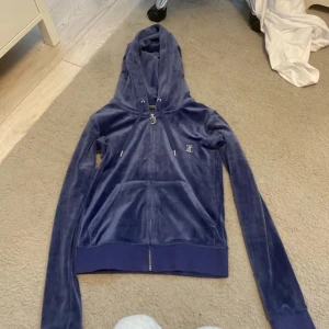Blå velour hoodie och byxor från Juicy Couture - Om man är intresserad så kan man antingen skriva här eller på min Vinted heter ”marika.posnik”❤️