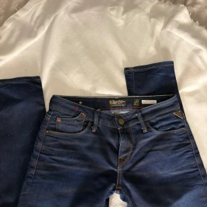 Mörkblå jeans från Replay - Snygga mörkblå jeans från Replay. Storlek 27 men passar mig som har s/xs🩷