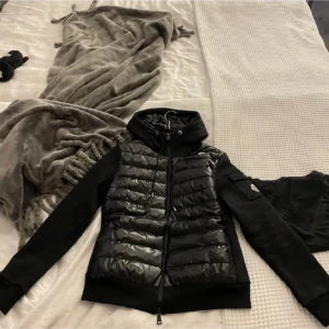 Svart jacka från Moncler - Hjälper min tjej att sälja sin cardigan. Knappt använd och bra pris vid snabb affär. Självklart tillkommer allt extra som finns på sista bilden såsom kvitto,sertifikat,påse och allt som tillkommer när man köper jackan. Köpt på monclers egna butik,jackan finns inte kvar att köpa längre. Nypris 8000. Kom privat vid frågor och fler bilder