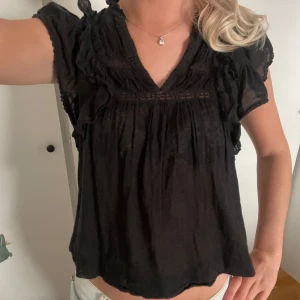 Neo nior blus - Jätte fin svart blus ifrån neo nior, fint skick! Nypris 599kr