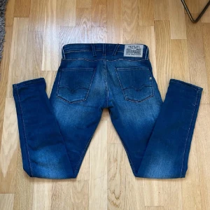 Replay Anbass Jeans - Säljer nu ett par snygga Anbass byxor i storleken W29 L32. Skicket är 10/10, bara att höra av sig vid minsta lilla fundering!