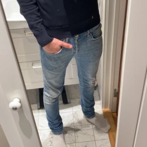 Dondup George - Snygg blåa jeans från Dondup med modellen George! Perfekt för en avslappnad stil! Dessa jeans är väldigt eftertraktade och populära just nu! Mycket bra skick! Storlek 32! Hör av dig vid frågor och funderingar!