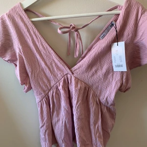 Gammelrosa topp  - Säljer en helt ny gammelrosa topp från lager157, superfin på 🤍