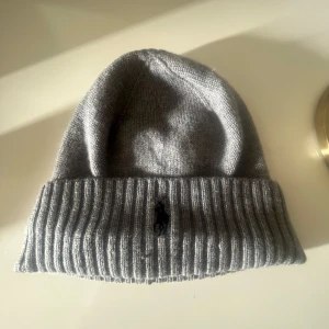 Ralph lauren Polo mössa grå  - Grå polo Ralph lauren mössa i storleken one size! Den är i otroligt skick och finns inget tecken på användning! För mer info eller bilder så är det bara att höra av sig! 