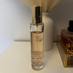 Zara Rose Gourmand Parfym - Säljer pga att den inte kommer till användning eftersom jag har Intense Cafe av Montale som denna är i princip identisk till. 