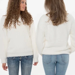 Fluffig tröja  - Säljer denna fluffiga mysiga tröja från Nitted!! Så fin och skönt material 🤗🤗🫶