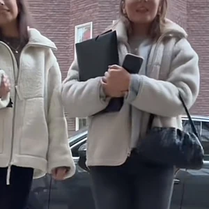 Teddyjacka - Säljer denna såååå mysiga och perfekta teddyjacka!!!! Älskar, nypris 1590krk!!!❤️❤️❤️