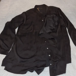 Svart sidenblus detaljerad  helt ny, stXL - Elegant svart sidenblus med långa ärmar och knappar framtill. Perfekt för en stilren look.