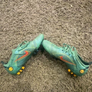 Nike mercurial  - Säljer ett par Nike mercurial vapor elite som inte används längre. Skorna är i bra skick dock medföljer inte skosula då den har gått sönder. Priset kan diskuteras!