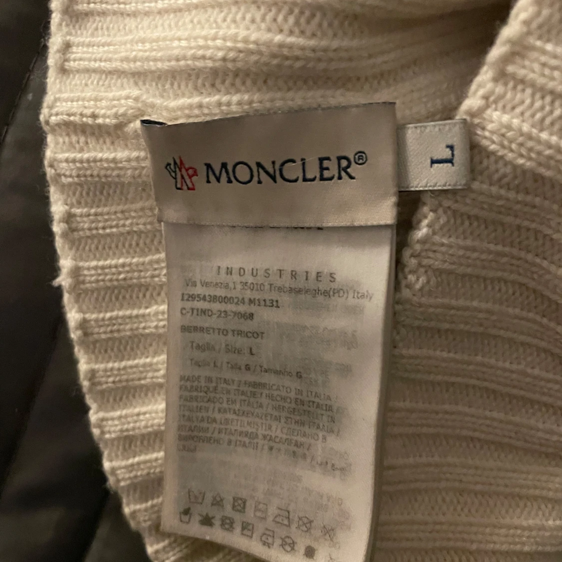 Vit ribbad mössa från Moncler - 1