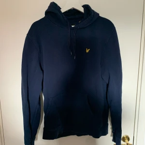 Lyle & scott hoodie - Mörkblå lyle & scott hoodie. Sparsamt använd. 