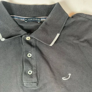 Svart pikétröja från Jacob Cohen - Snygg svart pikétröja från Jacob Cohen. Piken är likaså den tidigare i toppskick, inga hål, inga defekter. Nypris ligger på 4000 kr+, jag säljer denna för 1499.