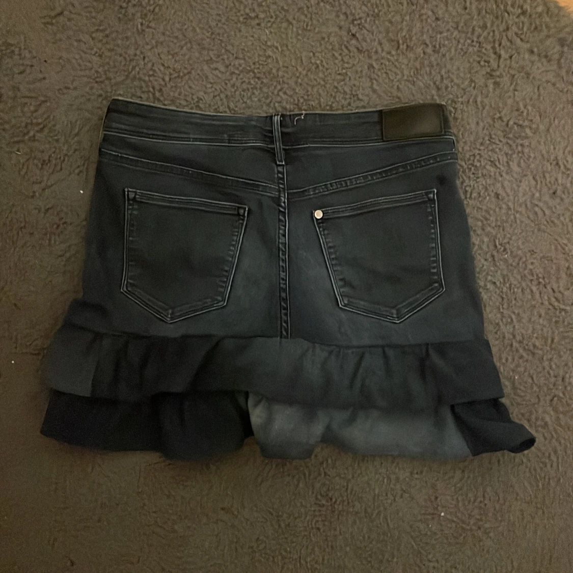 Svart jeanskjol med volang - 1