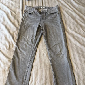 Grå icon jeans - Grå icon jeans från 157, nypris 400kr. Knappt använda så dem är i bra skick. Byxorna har en rak passform. Perfekta för en avslappnad stil.