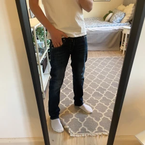 Jeans, Replay  - Snygga mörkblå jeans från Replay, De är Slim fit och i storleken W28 L32. Hör av er vid intresse, Pris kan diskuteras!