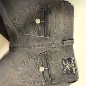 True religion  - True religion jeans jag aldrig använt enbart testat. Midjemått 38, inrebenlängd 84, utsvängda och lågmidjade.