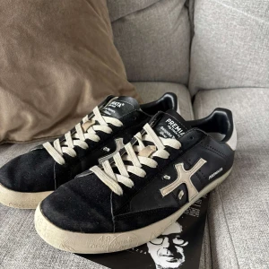 Perimiata skor - Säljer ett par perimiata skor i storlek 44. De är sparsamt använda och skickas enligt bilderna. 