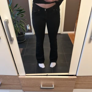 Svarta bootcut låg midjade jeans - Snygga svarta jeans med bootcut-stil. Dem är använda tre gånger. Säljer då dom är förstora för mig. 