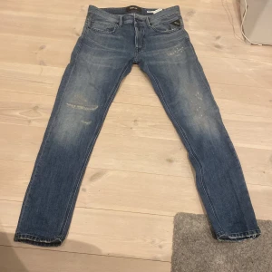 Blå jeans från Replay(Nya) - Snygga blå jeans från Replay med en klassisk femficksdesign. De har en lätt slitning på framsidan för en trendig look. Perfekta för en avslappnad stil. Använda max 2 gånger! Nypris ca 2000!                         Storlek:L30 W28