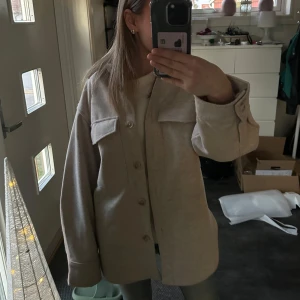 Kappa💞 - Säljer en kappa den är ganska låg bra när man ska sitta ner ute någonstans. Perfekt kappa nu till våren🌺🌱