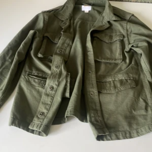 En grön jeans jacka  - Jackan är en vår/höstjacka och är ungefär 1 år gammalt inte använd mycket men superfin nu till hösten!