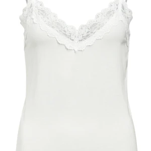 Vit spetskantad linnetopp från Object - Säljer en stilren vit linnetopp (silke) från Object med vacker spetskant vid halsringningen. Perfekt för att lägga till en touch av elegans till din outfit. Toppen har smala axelband som går att justera och en mjuk, bekväm passform.