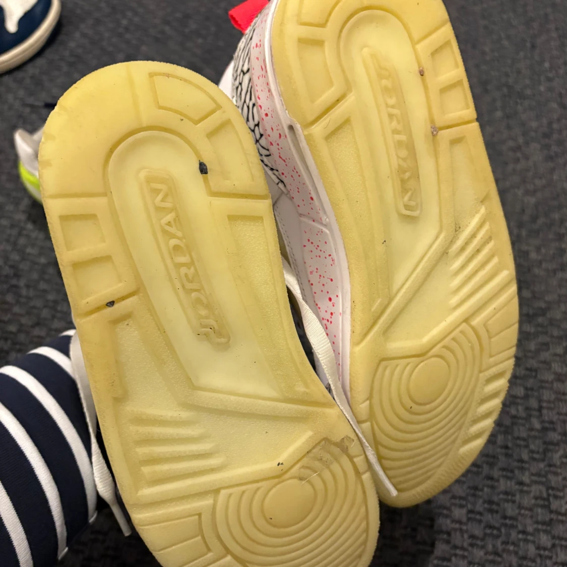 Nike Air Jordans i vitt och rött  - 3