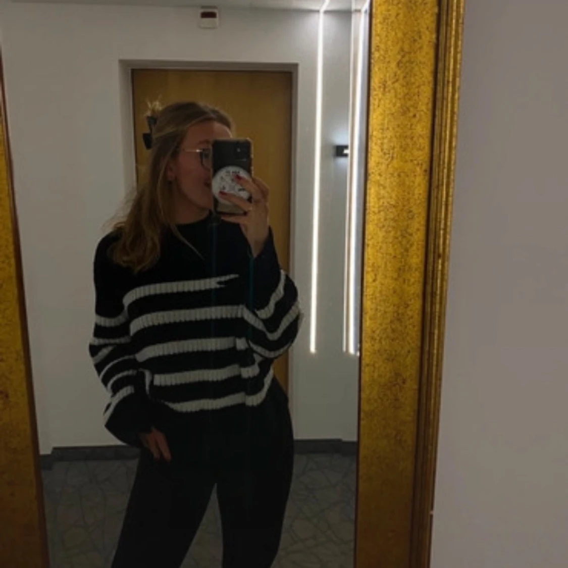 Svart och vit randig stickad tröja