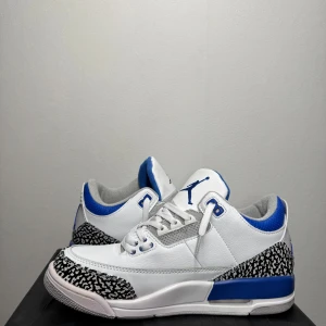 Nike Air Jordans 3 (Racer Blue) - Snygga Nike Air Jordans 3 (Racer Blue) Skorna är färdig laced och har en jätte bekväm passform, perfekt för dig som vill ha stil och komfort i ett.