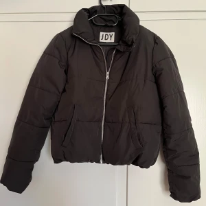 Svart pufferjacka från JDY - Har ett litet hål i fickan som har varit där sen jag köpte den men annars finns det inga fel på den!