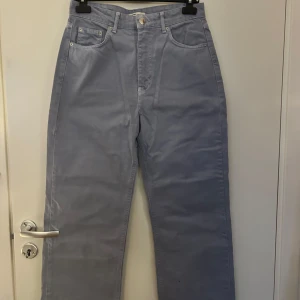 Ljusblå jeans från Gina Tricot - Snygga ljusblå jeans från Gina Tricot. Modellen skulle jag kanske säga är boyfriend eller mom jeans. De är klippta längst ner, men har aldrig använts. Skriv gärna om ni har några frågor! 💗