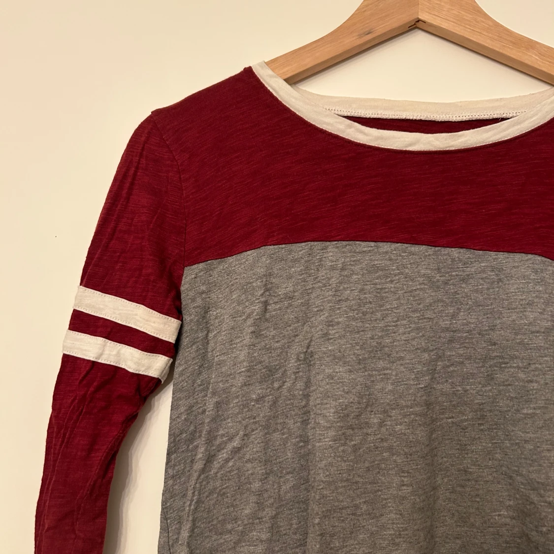 Vinröd och grå långärmad tröja från Hollister