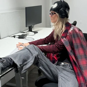 Svart och röd randig tröja med dödskalle från Minga - Säljer en cool svart och röd randig tröja från Minga med ett stort dödskalletryck på framsidan. Tröjan har långa ärmar och en normal passform. Perfekt för en edgy look!