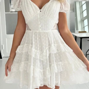 Studentklänning  - Vit klänning från Åberg copenhagen, aldrig använd och därav nyskick med lappen kvar! Storlek S, och är just nu slut på hemsidan.💗 För övrigt super fin klänning💞