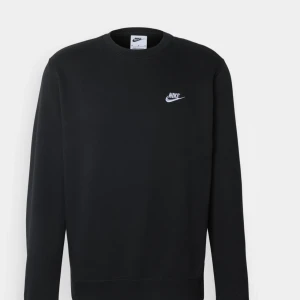 Svart sweatshirt från Nike - Säljer en stilren svart sweatshirt från Nike med deras klassiska logga på bröstet. Tröjan har långa ärmar och en rund halsringning. Perfekt för en avslappnad look. Helt ny.
